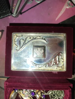 Joyero con joyas doradas y plateadas posible plata