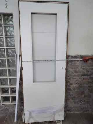 Puerta de cocina blanca con hueco para cristal