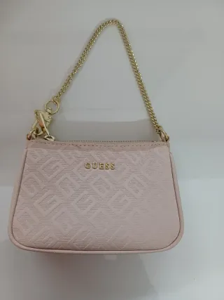 Bolso pequeño Guess rosa con cadena dorada