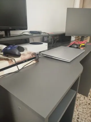 Mesa de escritorio bastante grande.