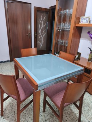 Mesa de comedor y 4 sillas