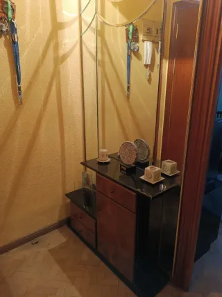 Mueble de entrada negro y madera