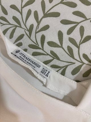 Top Stradivarius blanco, una manga larga talla S