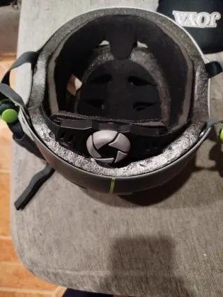 Cascos grises para patinete/bici