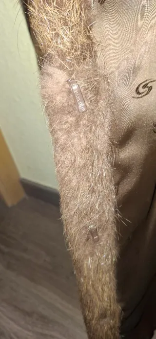 Abrigo de pelo marrón. Ver medias en fotos.