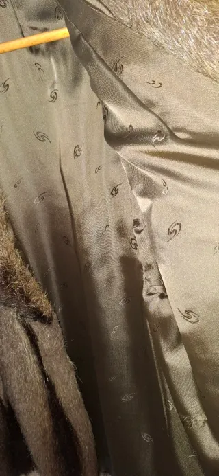 Abrigo de pelo marrón. Ver medias en fotos.