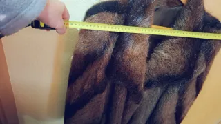 Abrigo de pelo marrón. Ver medias en fotos.