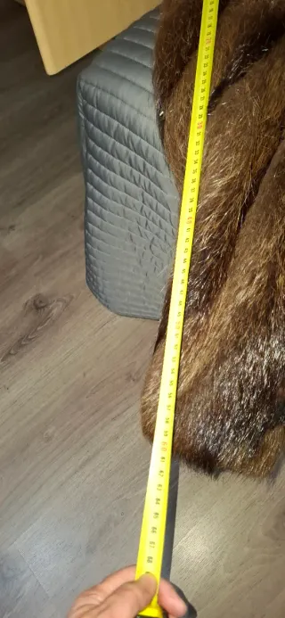 Abrigo de pelo marrón. Ver medias en fotos.