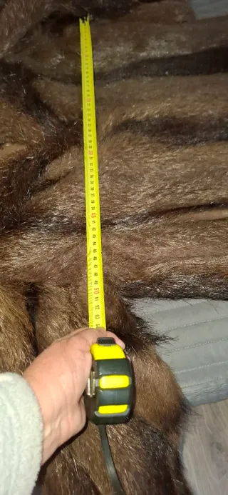 Abrigo de pelo marrón. Ver medias en fotos.