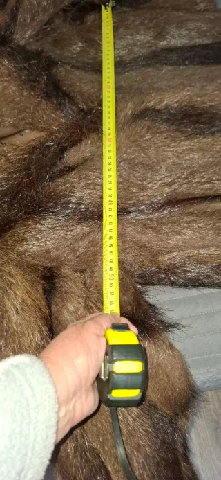 Abrigo de pelo marrón. Ver medias en fotos.