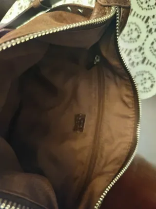 Bolso de cuero marrón burdeo con tachuelas