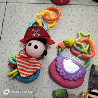 Lote de sonajeros y juguetes para bebé