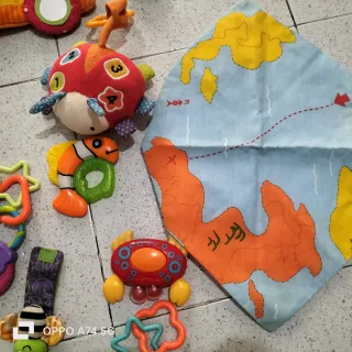 Lote de sonajeros y juguetes para bebé