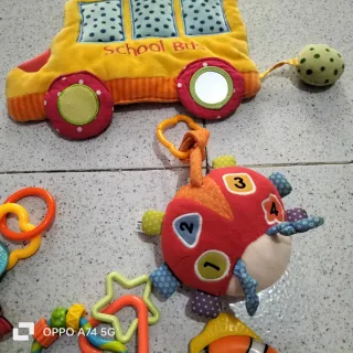 Lote de sonajeros y juguetes para bebé