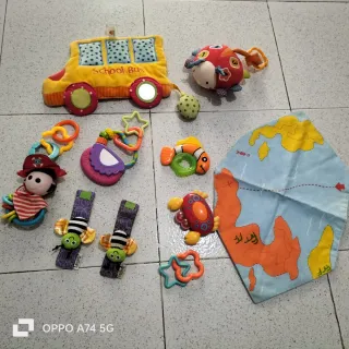 Lote de sonajeros y juguetes para bebé