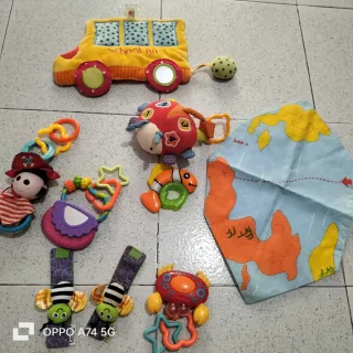 Lote de sonajeros y juguetes para bebé