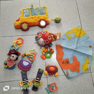 Lote de sonajeros y juguetes para bebé