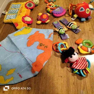 Lote de sonajeros y juguetes para bebé