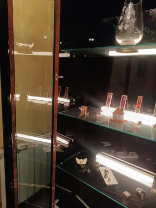 Mueble vitrina salón madera y cristal