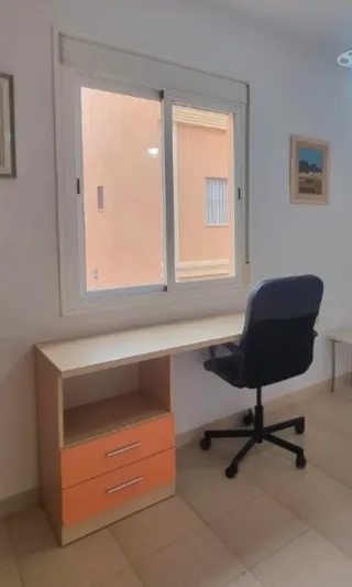 Escritorio con cajones