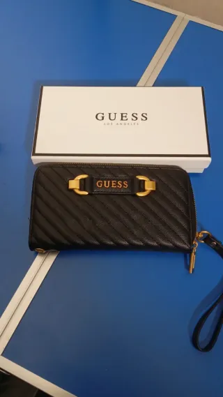 Cartera Guess Negra con Detalles Dorados