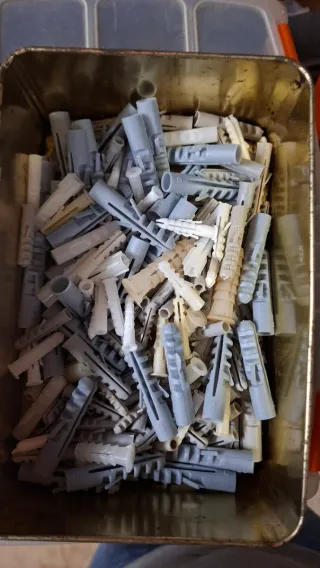 Tacos de plástico para pared surtidos