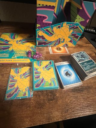 Caja Entrenador Élite Pokémon Héroes Ascendentes