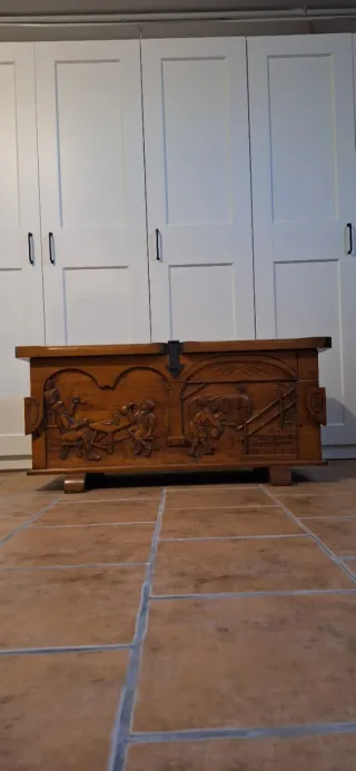 Arcón / baúl de madera maciza tallado