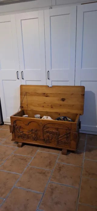 Arcón / baúl de madera maciza tallado