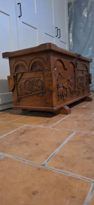 Arcón / baúl de madera maciza tallado
