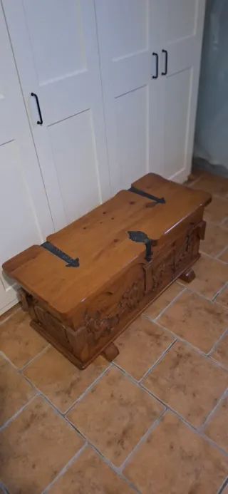 Arcón / baúl de madera maciza tallado