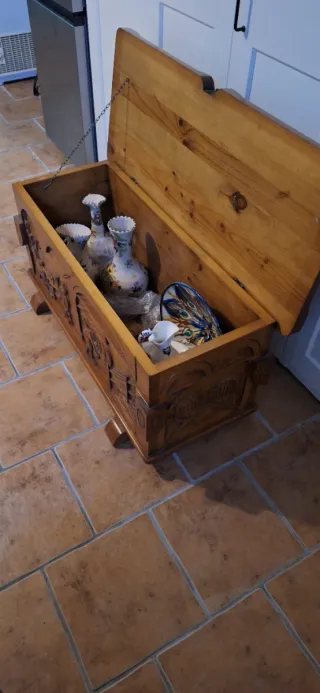 Arcón / baúl de madera maciza tallado