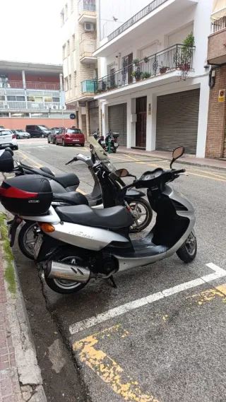 Moto Scooter Plata Automática 125 deelim tiene