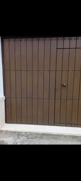Puerta de garaje de madera