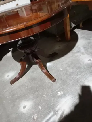 Mesa de comedor redonda de madera