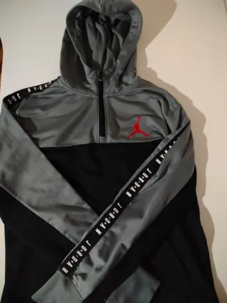 Pantalones y sudadera Jordan grises con logo rojo