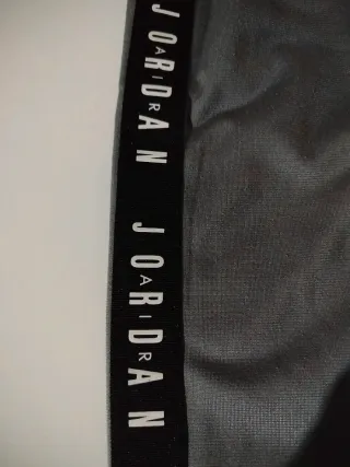 Pantalones y sudadera Jordan grises con logo rojo