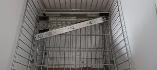 Mueble cajonera de madera y metal