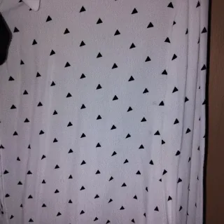 Blusa blanca con chalina negra