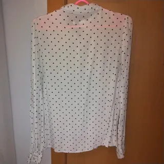 Blusa blanca con chalina negra