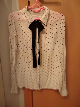 Blusa blanca con chalina negra