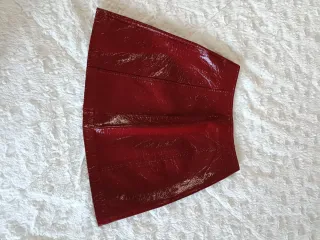 Saia vinil bordeaux com fecho frontal