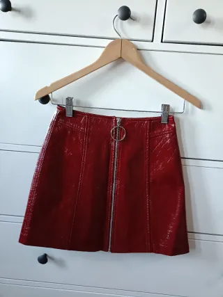 Saia vinil bordeaux com fecho frontal
