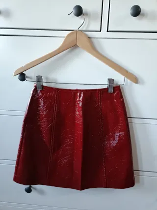 Saia vinil bordeaux com fecho frontal