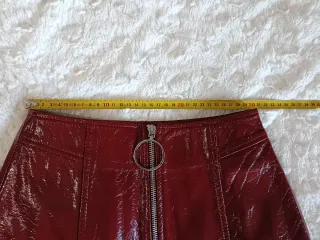 Saia vinil bordeaux com fecho frontal