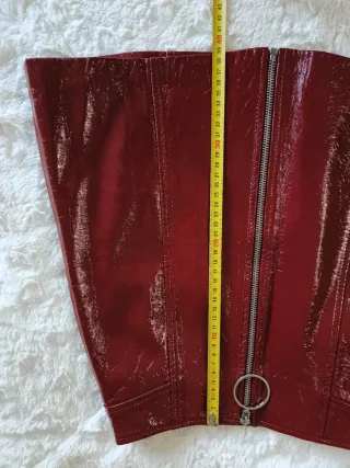 Saia vinil bordeaux com fecho frontal