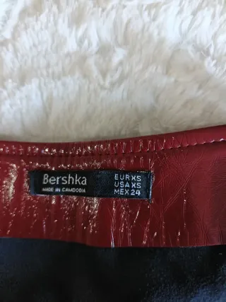 Saia vinil bordeaux com fecho frontal