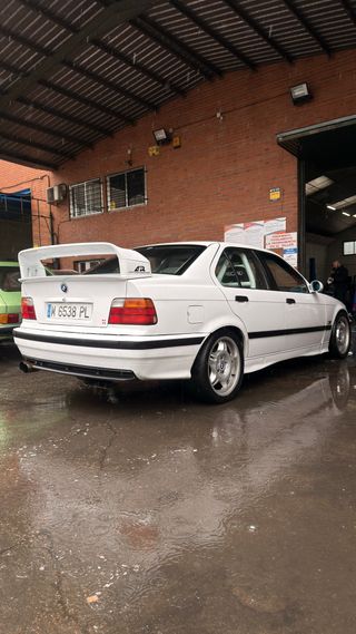 BMW Serie 3 E36 318is Berlina Histórico