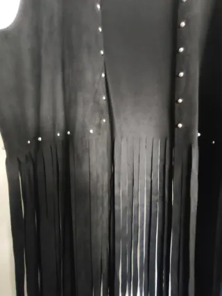 Chaleco negro con flecos y tachuelas