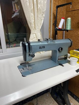 Máquina de coser Alfa antigua